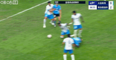 比赛点球争议不断，球迷心情起伏