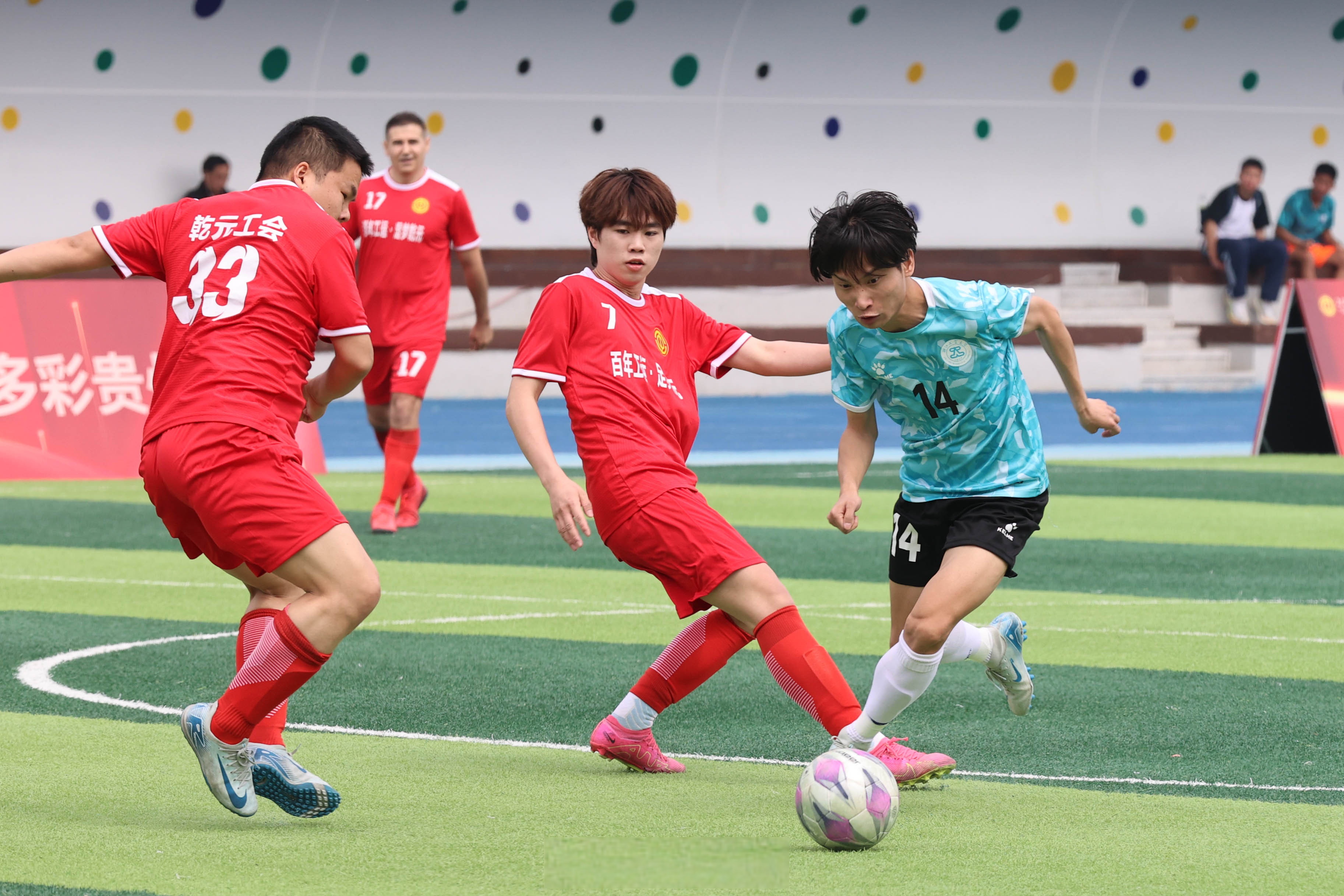 足球运动员在比赛场上展现出色技艺