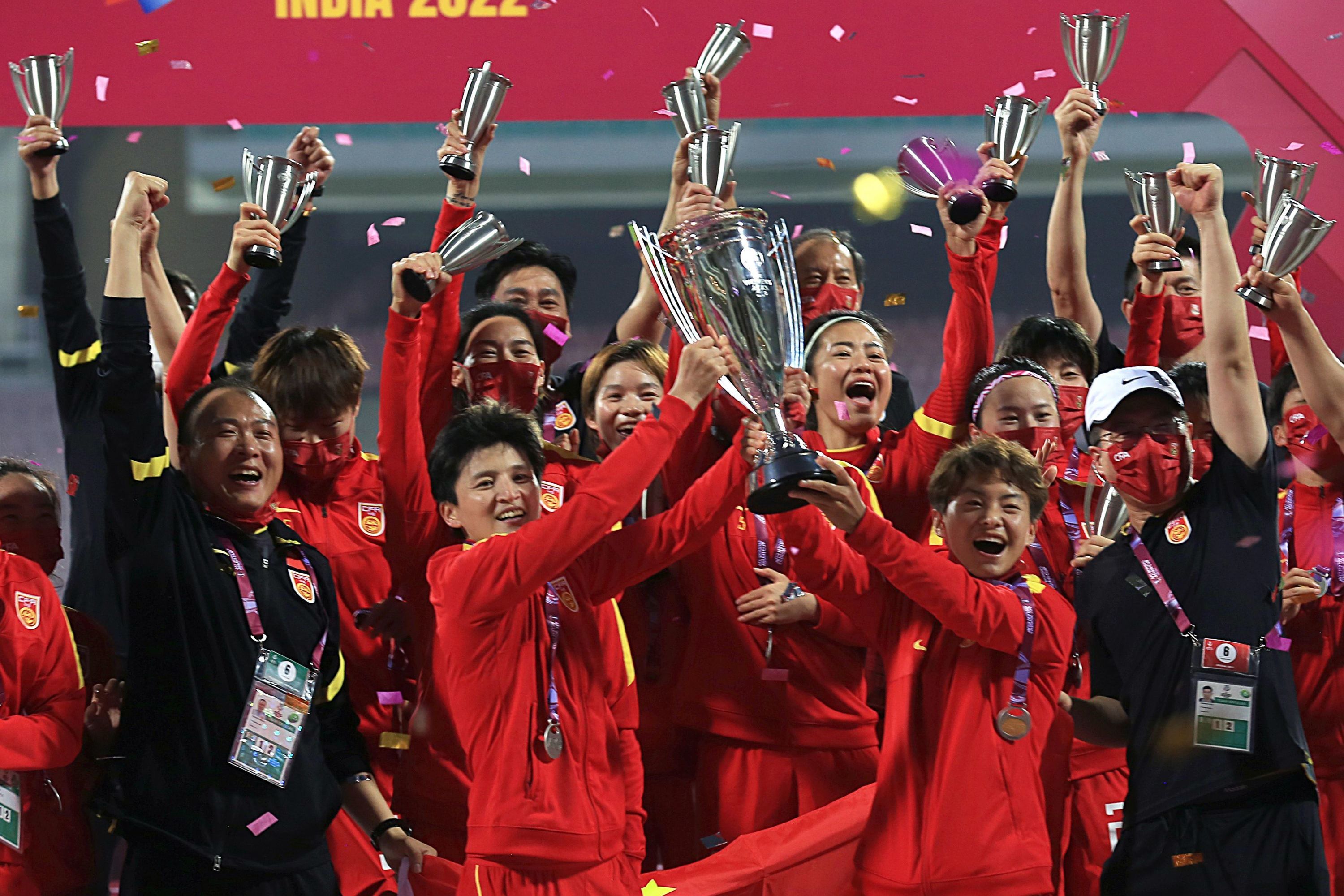 中国队在足球赛事中大获全胜