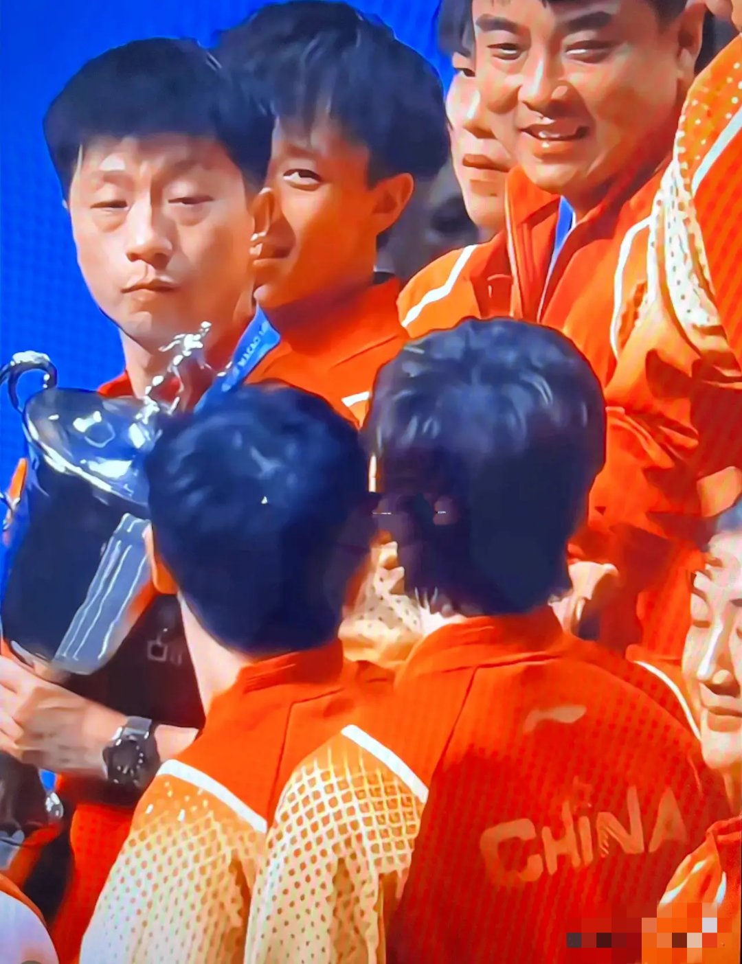 荣耀时刻：冠军降临选手笑逐颜开的简单介绍