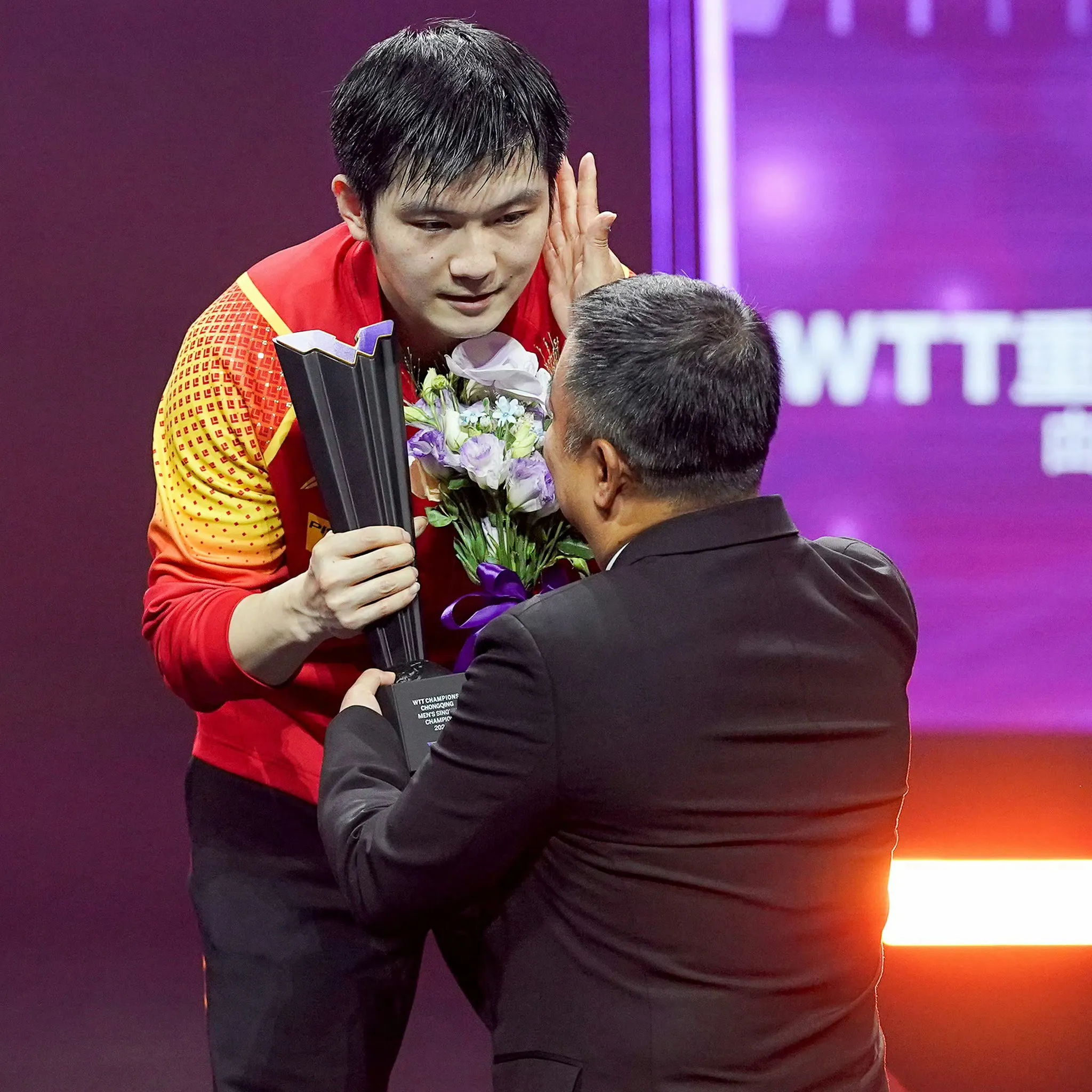 荣耀时刻：冠军降临选手笑逐颜开的简单介绍