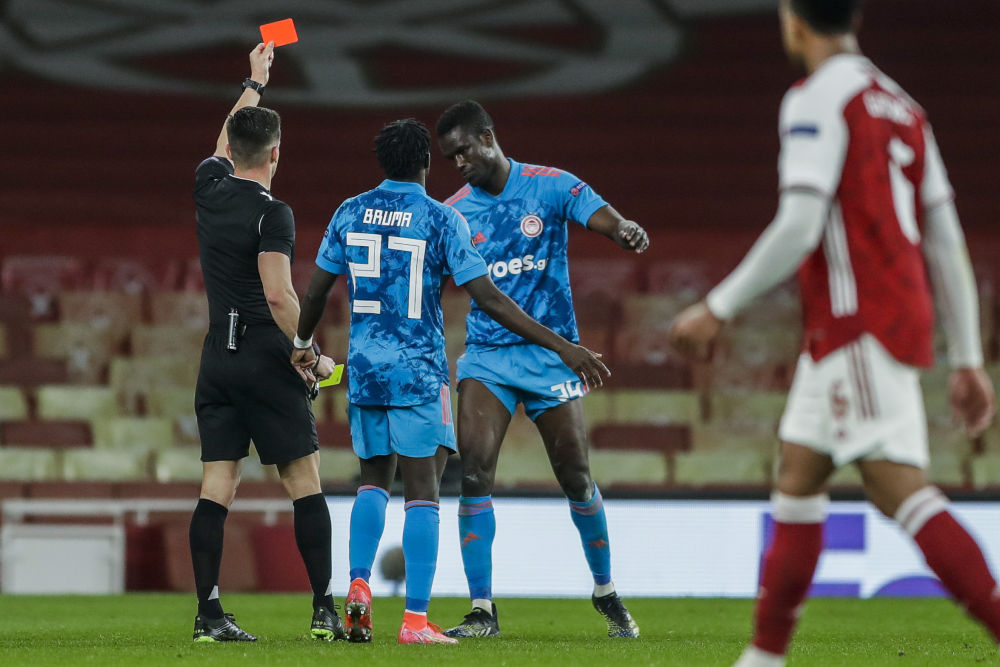 魔术队主教练因红牌被罚下场