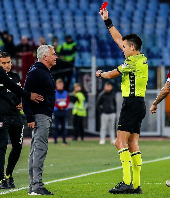 魔术队主教练因红牌被罚下场