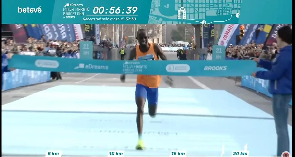 乌干达选手接力赛中独得金牌