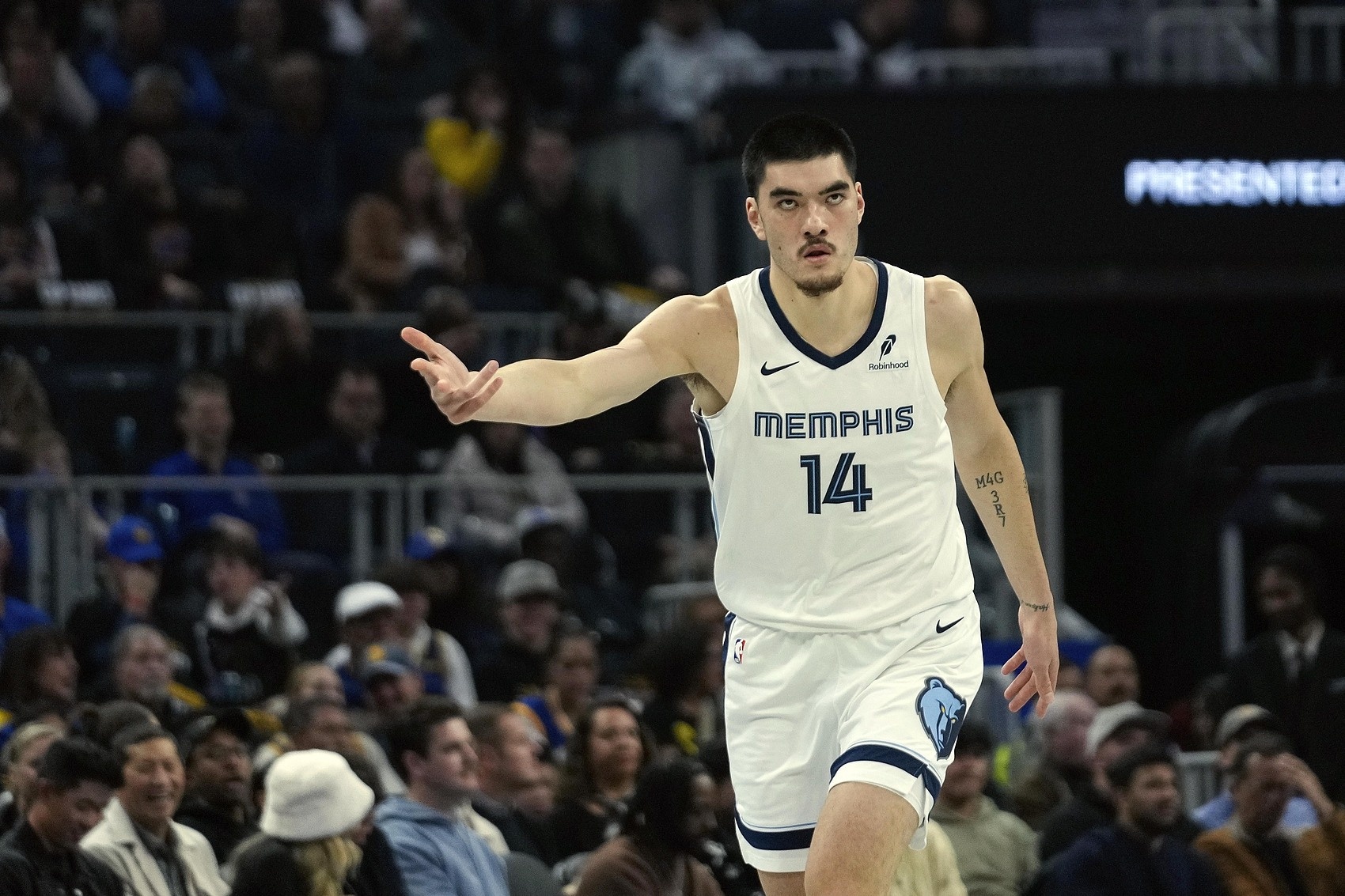 关于新秀球员崭露头角，表现出色，备受看好的信息