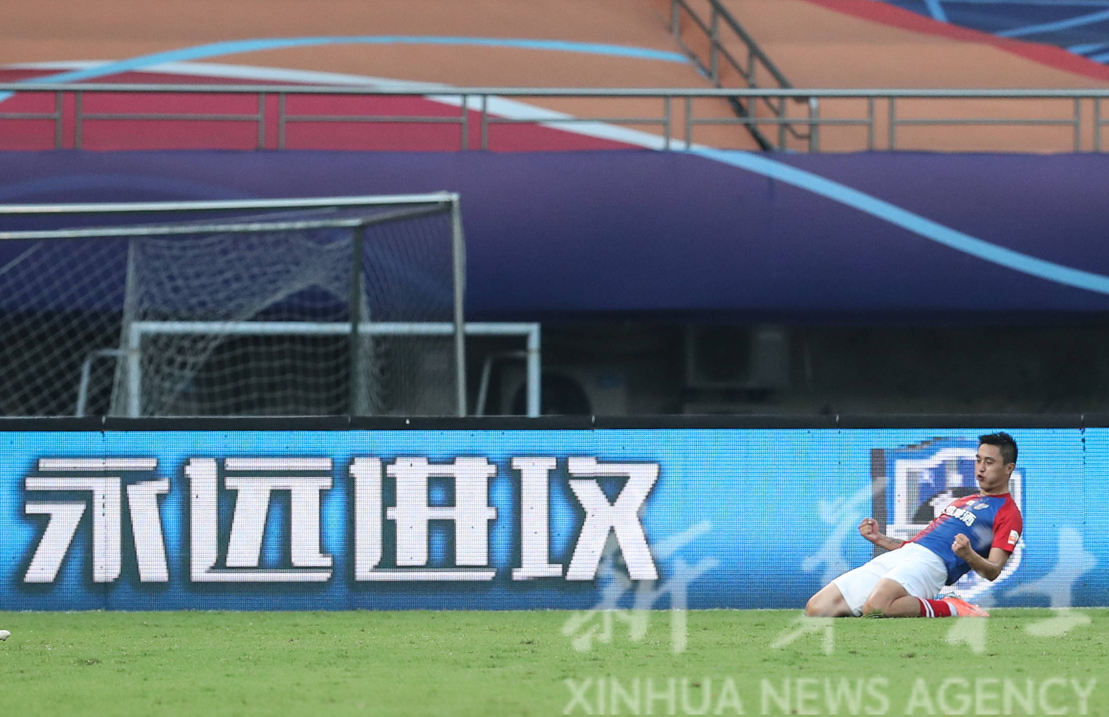 天津泰达客场逼平青岛黄海，坚持冲击前列的简单介绍