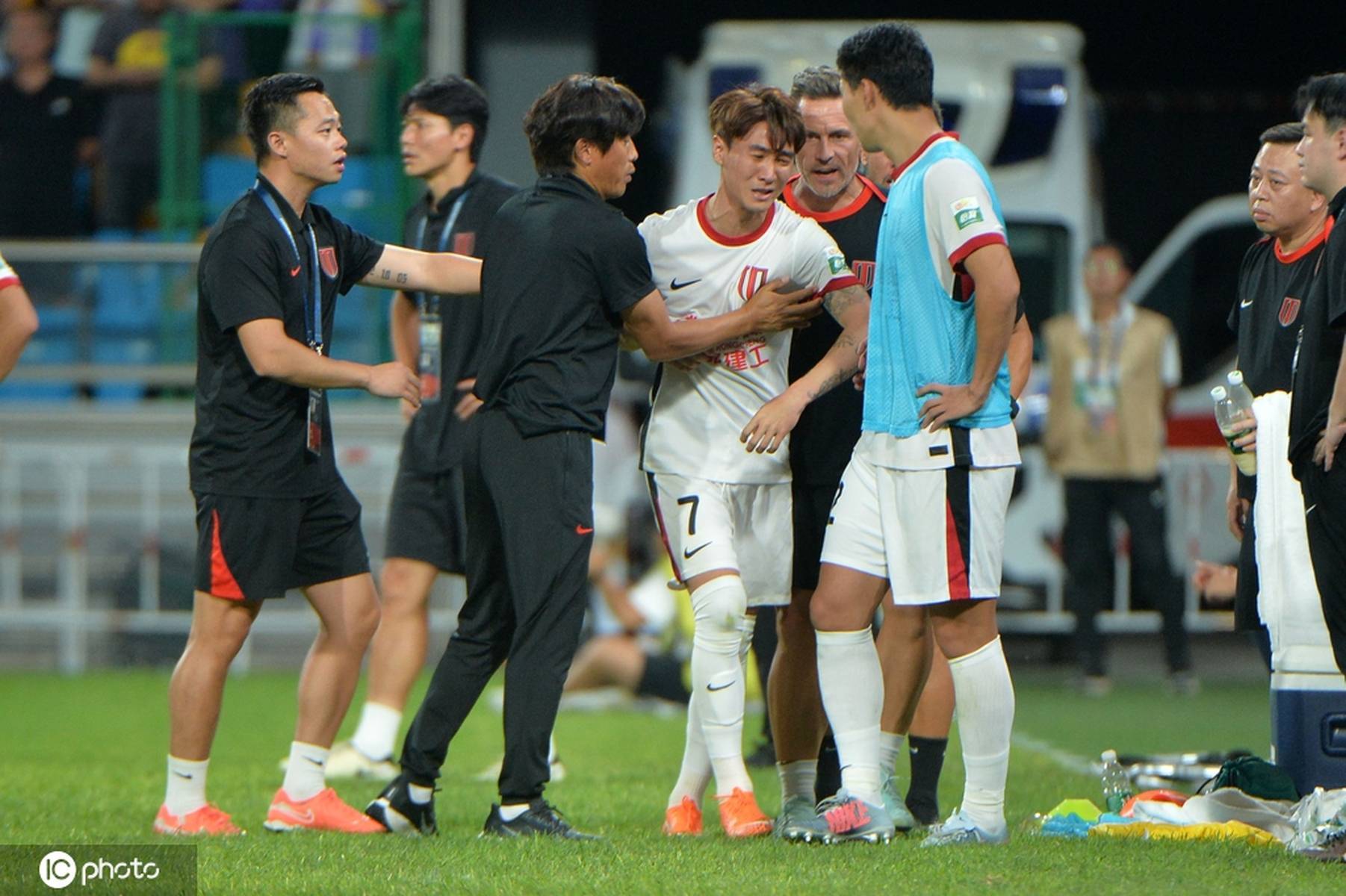 国内足球联赛：球队无故缺席比赛被禁赛！的简单介绍