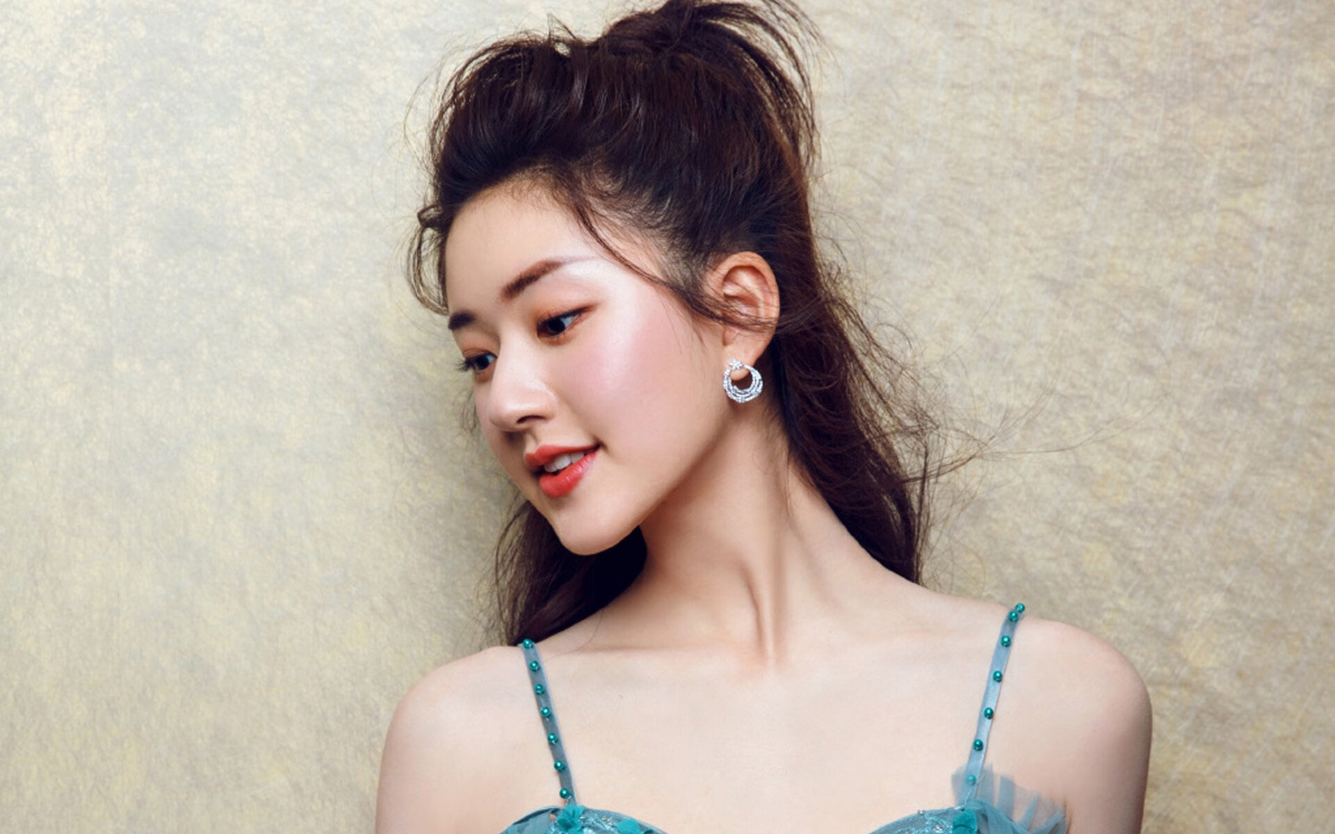 赛道与绿茵场的双重颠覆，日本车手终结曼联王朝的隐喻