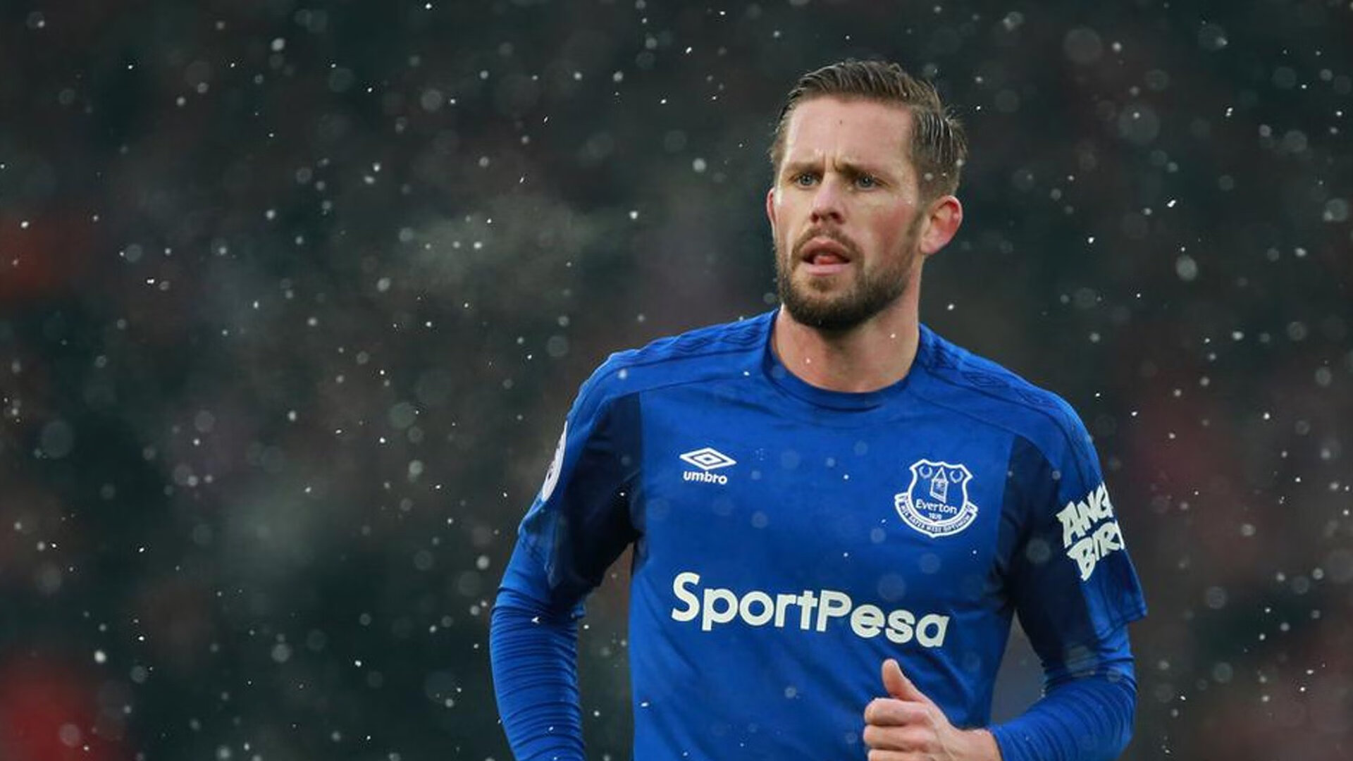 利拉德时间降临欧冠之夜，当篮球巨星在绿茵场边全程高能输出